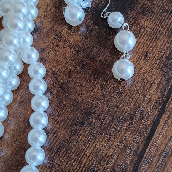 Nine strand faux pearls with earrings - Picture 3 of 4